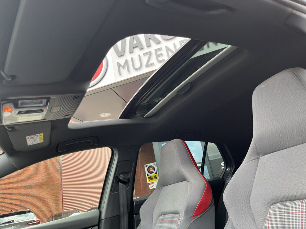 Volkswagen Golf 2.0 TSI GTI // ADAPT. CRUISE // SCHUIF-KANTELDAK // DODEHOEK // VIRTUAL COCKPIT // CAMERA+SENSOREN // NAVI+CARPLAY // 20