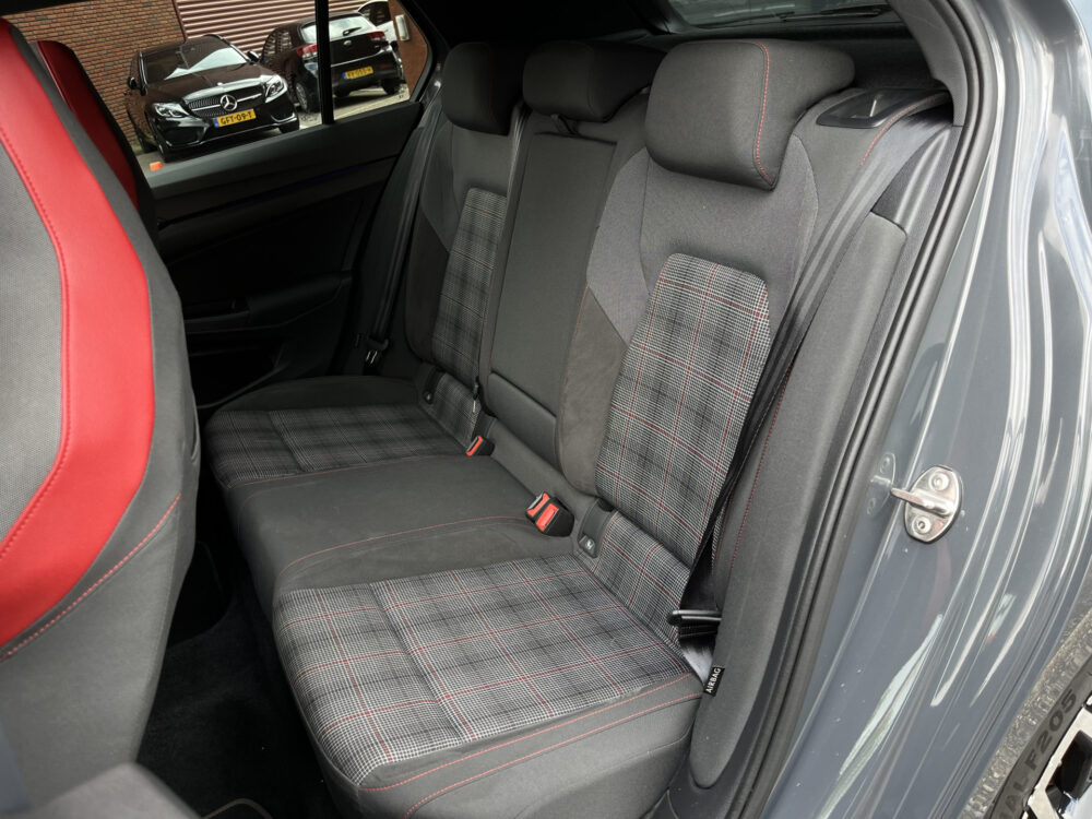 Volkswagen Golf 2.0 TSI GTI // ADAPT. CRUISE // SCHUIF-KANTELDAK // DODEHOEK // VIRTUAL COCKPIT // CAMERA+SENSOREN // NAVI+CARPLAY // 21
