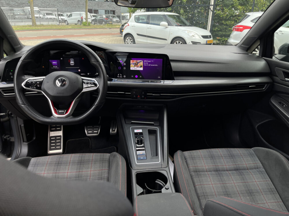 Volkswagen Golf 2.0 TSI GTI // ADAPT. CRUISE // SCHUIF-KANTELDAK // DODEHOEK // VIRTUAL COCKPIT // CAMERA+SENSOREN // NAVI+CARPLAY // 22