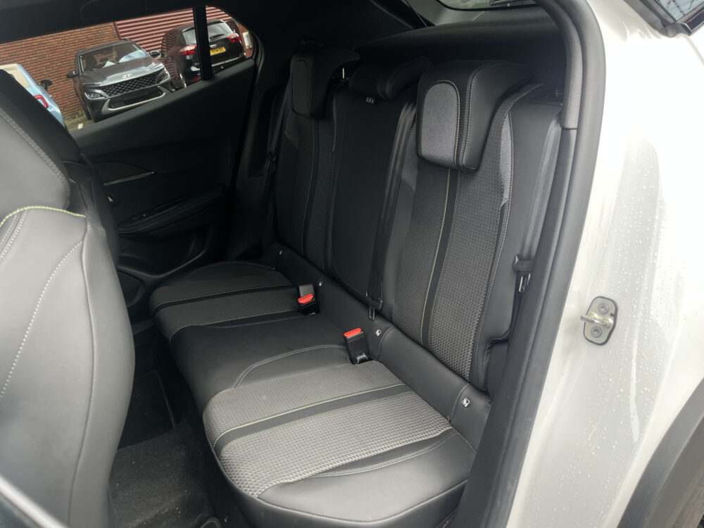 Peugeot 2008 1.2 PureTech GT // ADAPT. CRUISE // // SCHUIF-KANTELDAK // CAMERA+SENSOREN // FULL LED // STOELVERWARMING // 17