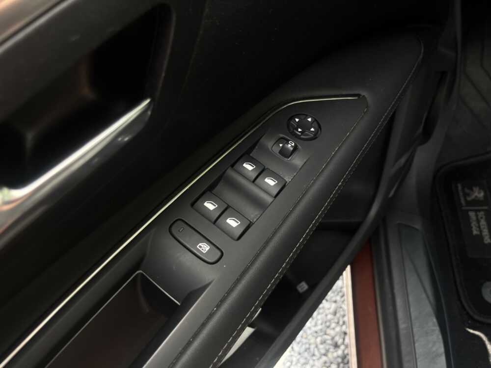 Peugeot 3008 1.2 PureTech Allure Avantage // SCHUIF-KANTELDAK // 360 CAMERA // CRUISE // NAVI+CARPLAY // HALF LEDER // 20