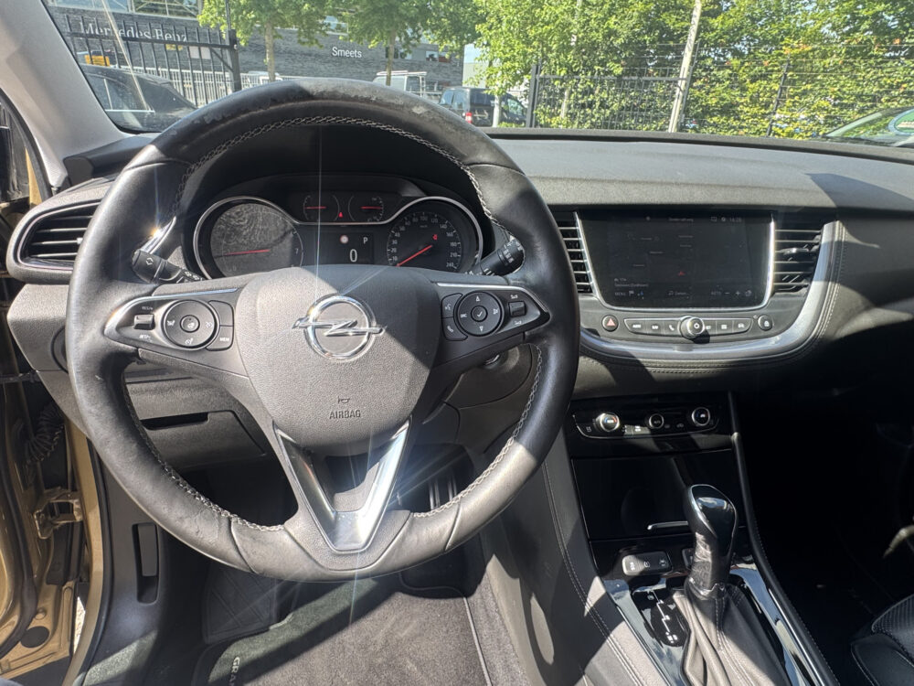 Opel Grandland X 1.2 Turbo Ultimate // MEMORY SEATS // DODENHOEK SENSOR // STOEL VERKOELING- VERWARMING // LEDEREN BEKLEDING // NAVI // CAMERA // 12