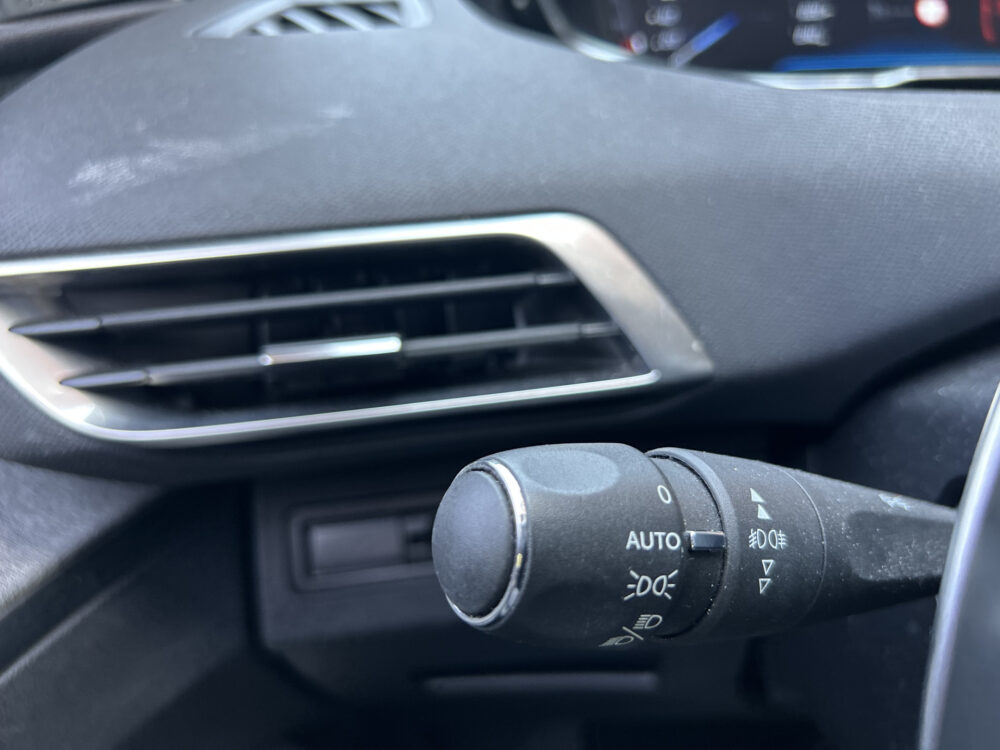 Peugeot 3008 1.2 PureTech Première // LED // FOCAL AUDIO // HALF-LEDER // APPLE CARPLAY / ANDROID AUTO // PDC V+A // CLIMA // CRUISE 11