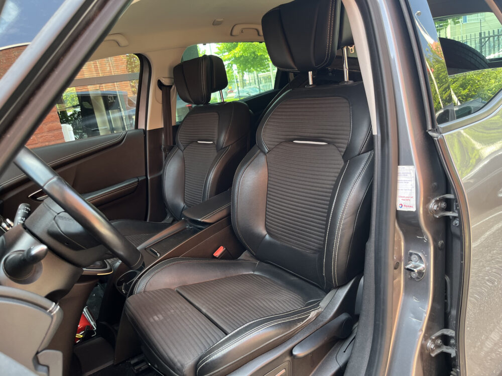 Renault Scénic 1.2 TCe Bose // WEGKLAPBARE TREKHAAK // BOSE // DODEHOEK // KEYLESS // CAMERA+SENSOREN // NAVI // 18