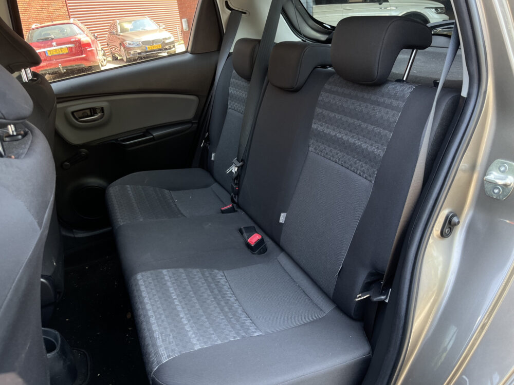Toyota Yaris 1.3 VVT-i Trend 1E EIGENAAR - UNIEKE KMSTAND - NAP // TREKHAAK // CRUISE // CLIMA // NAVI // PARKEERCAMERA // 16