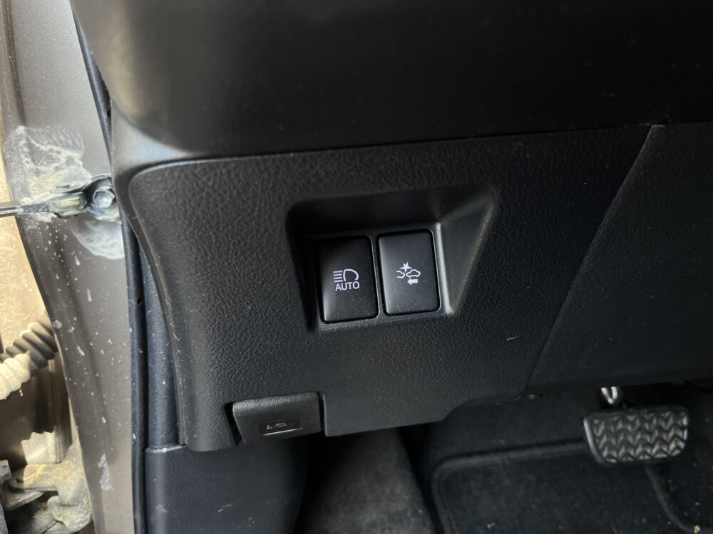 Toyota Yaris 1.3 VVT-i Trend 1E EIGENAAR - UNIEKE KMSTAND - NAP // TREKHAAK // CRUISE // CLIMA // NAVI // PARKEERCAMERA // 20