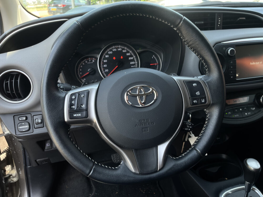 Toyota Yaris 1.3 VVT-i Trend 1E EIGENAAR - UNIEKE KMSTAND - NAP // TREKHAAK // CRUISE // CLIMA // NAVI // PARKEERCAMERA // 21