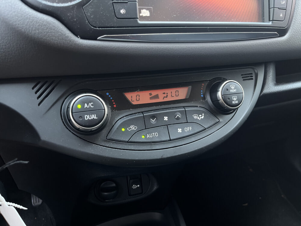 Toyota Yaris 1.3 VVT-i Trend 1E EIGENAAR - UNIEKE KMSTAND - NAP // TREKHAAK // CRUISE // CLIMA // NAVI // PARKEERCAMERA // 24