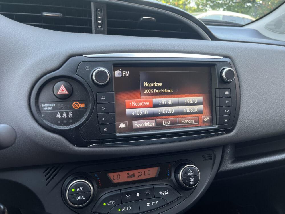 Toyota Yaris 1.3 VVT-i Trend 1E EIGENAAR - UNIEKE KMSTAND - NAP // TREKHAAK // CRUISE // CLIMA // NAVI // PARKEERCAMERA // 25
