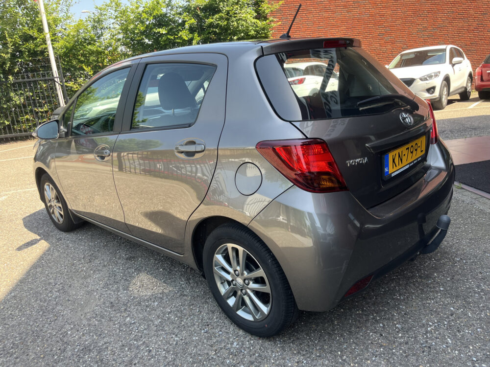 Toyota Yaris 1.3 VVT-i Trend 1E EIGENAAR - UNIEKE KMSTAND - NAP // TREKHAAK // CRUISE // CLIMA // NAVI // PARKEERCAMERA // 3