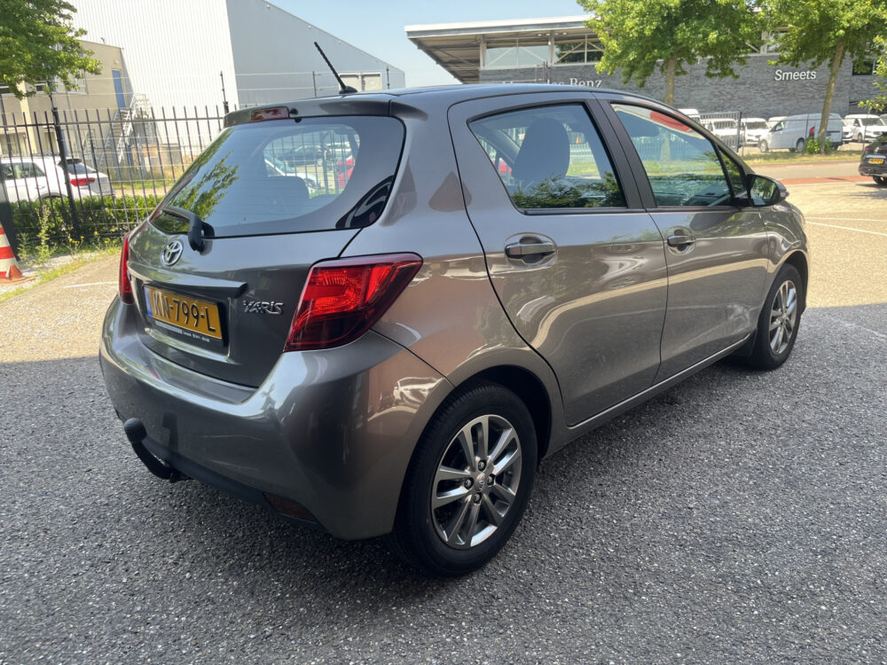 Toyota Yaris 1.3 VVT-i Trend 1E EIGENAAR - UNIEKE KMSTAND - NAP // TREKHAAK // CRUISE // CLIMA // NAVI // PARKEERCAMERA // 7
