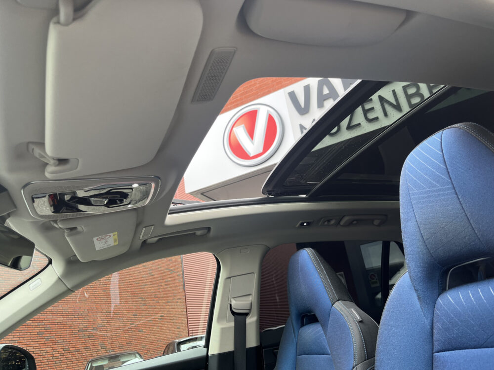 Lynk & Co 01 1.5 // INFINITY SOUND // SCHUIF-KANTELDAK // NAVI+CARPLAY // ELEK. ACHTERKLEP // ADAPTIVE CRUISE // STOELVERWARMING // 17