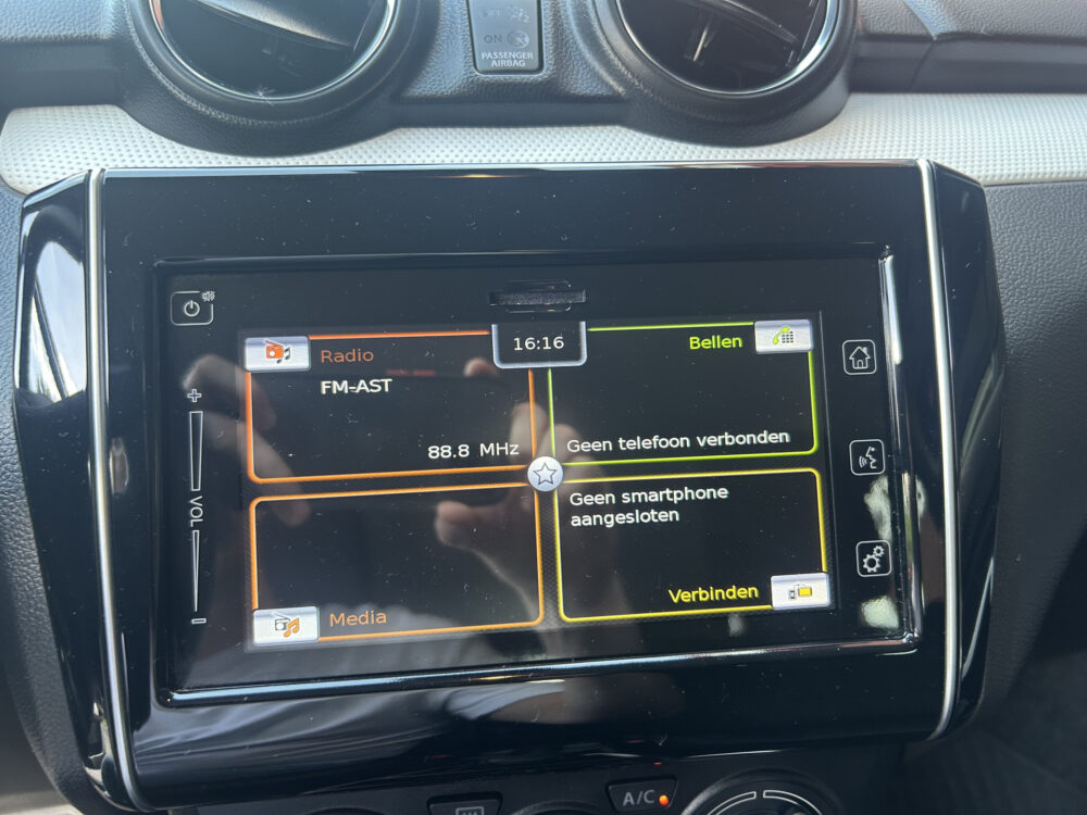 Suzuki Swift 1.2 Style Smart Hybrid // CAMERA // APPLE CARPLAY - ANDROID AUTO // STOELVERWARMING // AIRCO // ADAPTIVE CRUISE // PDC // TREKHA 16