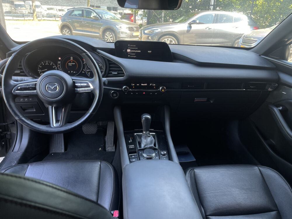 Mazda 3 2.0 e-SkyActiv-X M Hybrid 180 Luxury // HEAD-UP DISPLAY // DODEHOEK // BOSE // ELEK.STOEL+GEHEUGEN // LEDER // 360 CAMERA // 19