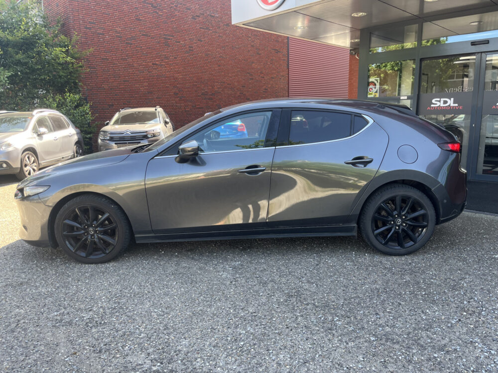 Mazda 3 2.0 e-SkyActiv-X M Hybrid 180 Luxury // HEAD-UP DISPLAY // DODEHOEK // BOSE // ELEK.STOEL+GEHEUGEN // LEDER // 360 CAMERA // 2