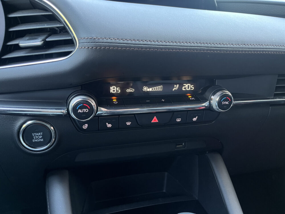 Mazda 3 2.0 e-SkyActiv-X M Hybrid 180 Luxury // HEAD-UP DISPLAY // DODEHOEK // BOSE // ELEK.STOEL+GEHEUGEN // LEDER // 360 CAMERA // 27