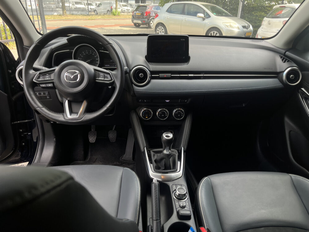 Mazda 2 1.5 Skyactiv-G Signature // LED // DODEHOEK // LEDER-ALCANTARA // CLIMA // STOEL+STUURVERWARMING // NAVI+CARPLAY // 17