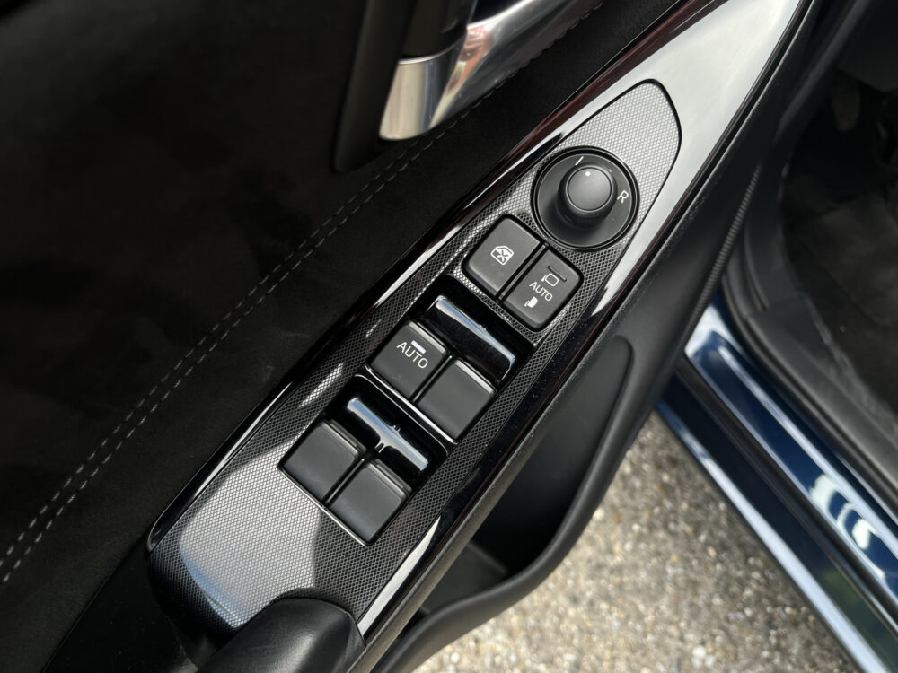 Mazda 2 1.5 Skyactiv-G Signature // LED // DODEHOEK // LEDER-ALCANTARA // CLIMA // STOEL+STUURVERWARMING // NAVI+CARPLAY // 18