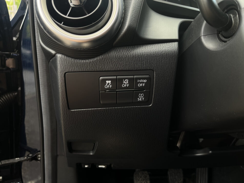 Mazda 2 1.5 Skyactiv-G Signature // LED // DODEHOEK // LEDER-ALCANTARA // CLIMA // STOEL+STUURVERWARMING // NAVI+CARPLAY // 20