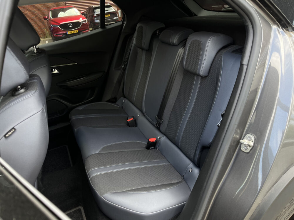 Peugeot 2008 1.2 PureTech Allure // LED // HALF LEDER // 3D COCKPIT // CAMERA+SENSOREN // NAVI+CARPLAY // 16