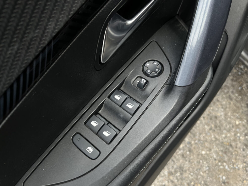 Peugeot 2008 1.2 PureTech Allure // LED // HALF LEDER // 3D COCKPIT // CAMERA+SENSOREN // NAVI+CARPLAY // 18