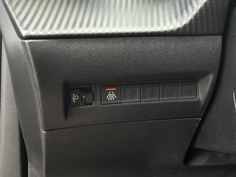 Peugeot 2008 1.2 PureTech Allure // LED // HALF LEDER // 3D COCKPIT // CAMERA+SENSOREN // NAVI+CARPLAY // 19