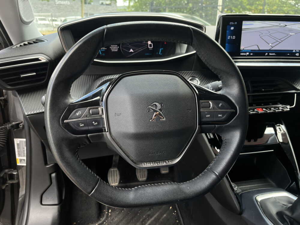 Peugeot 2008 1.2 PureTech Allure // LED // HALF LEDER // 3D COCKPIT // CAMERA+SENSOREN // NAVI+CARPLAY // 20