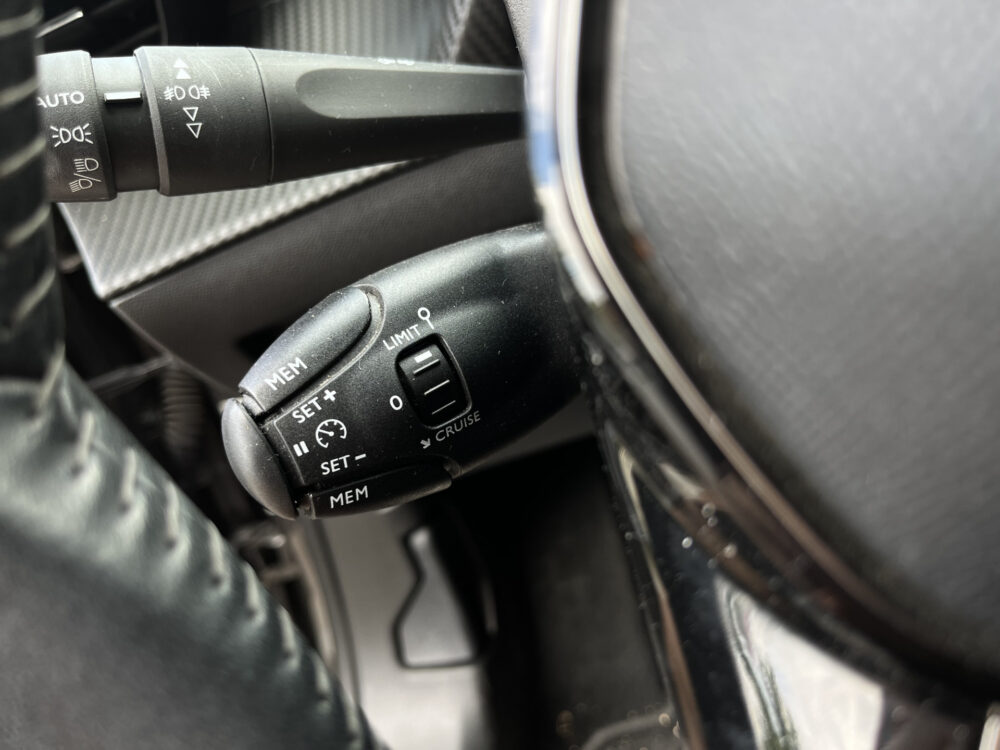 Peugeot 2008 1.2 PureTech Allure // LED // HALF LEDER // 3D COCKPIT // CAMERA+SENSOREN // NAVI+CARPLAY // 21