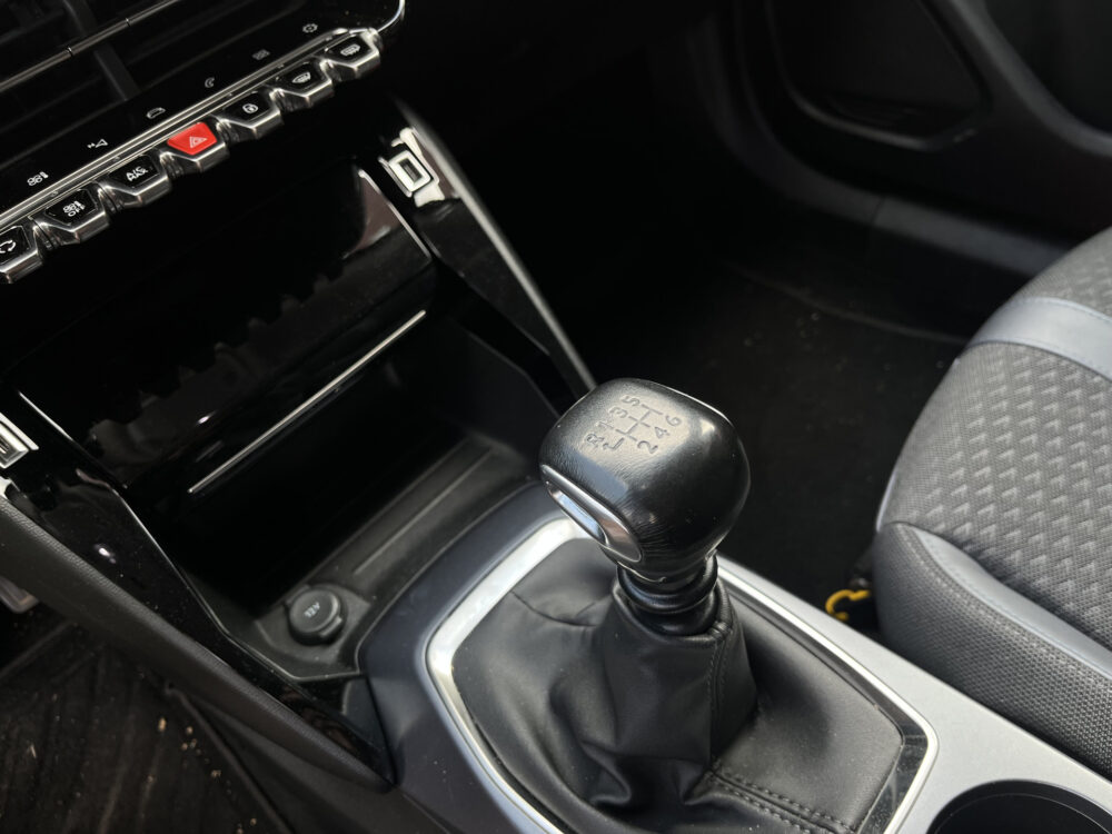 Peugeot 2008 1.2 PureTech Allure // LED // HALF LEDER // 3D COCKPIT // CAMERA+SENSOREN // NAVI+CARPLAY // 22