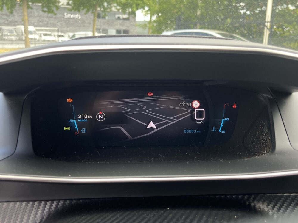 Peugeot 2008 1.2 PureTech Allure // LED // HALF LEDER // 3D COCKPIT // CAMERA+SENSOREN // NAVI+CARPLAY // 5