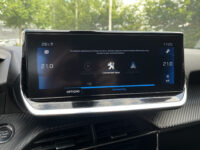 Peugeot 2008 1.2 PureTech Allure // LED // HALF LEDER // 3D COCKPIT // CAMERA+SENSOREN // NAVI+CARPLAY // 56