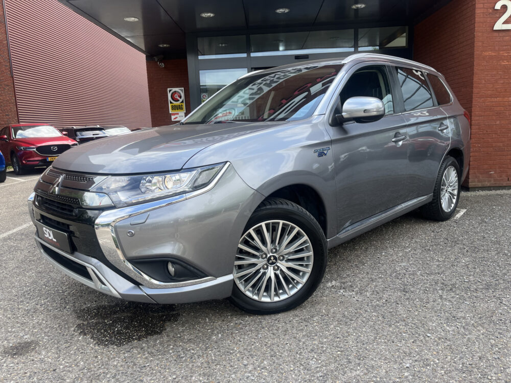 Mitsubishi Outlander 2.4 PHEV 4WD Pure+ 240PK!! // AFN. TREKHAAK // KEYLESS // CAMERA+SENSOREN // CLIMA // STOELVERWARMING // APPLE-ANDROID AUTO // 1