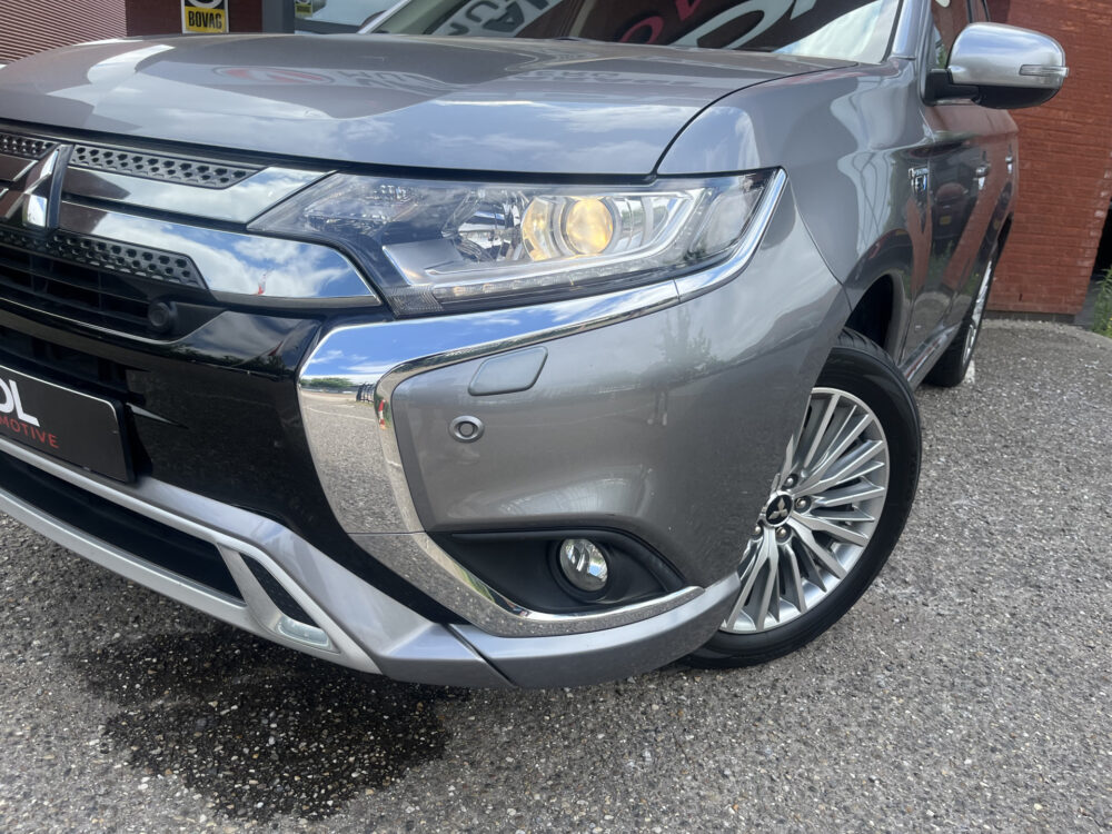 Mitsubishi Outlander 2.4 PHEV 4WD Pure+ 240PK!! // AFN. TREKHAAK // KEYLESS // CAMERA+SENSOREN // CLIMA // STOELVERWARMING // APPLE-ANDROID AUTO // 12