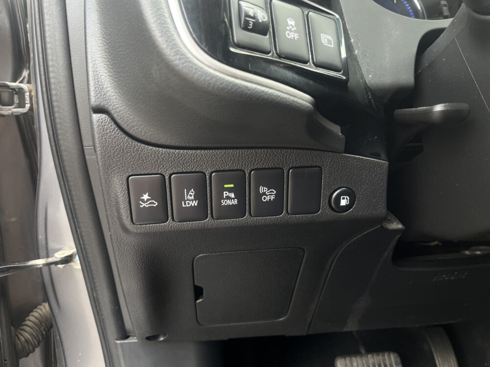 Mitsubishi Outlander 2.4 PHEV 4WD Pure+ 240PK!! // AFN. TREKHAAK // KEYLESS // CAMERA+SENSOREN // CLIMA // STOELVERWARMING // APPLE-ANDROID AUTO // 19