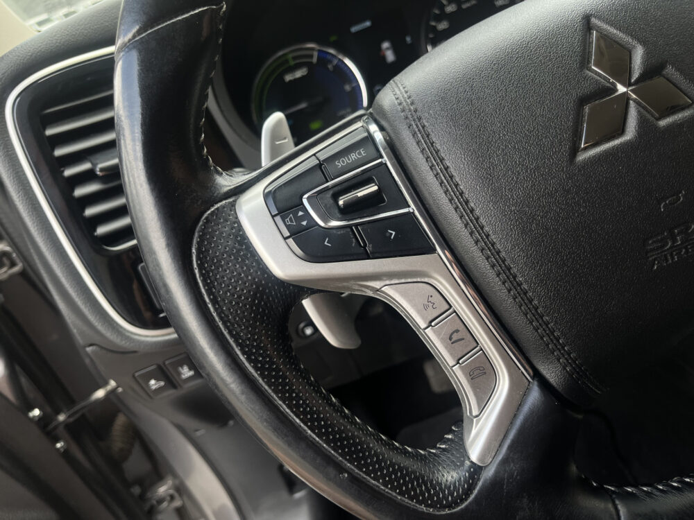 Mitsubishi Outlander 2.4 PHEV 4WD Pure+ 240PK!! // AFN. TREKHAAK // KEYLESS // CAMERA+SENSOREN // CLIMA // STOELVERWARMING // APPLE-ANDROID AUTO // 20