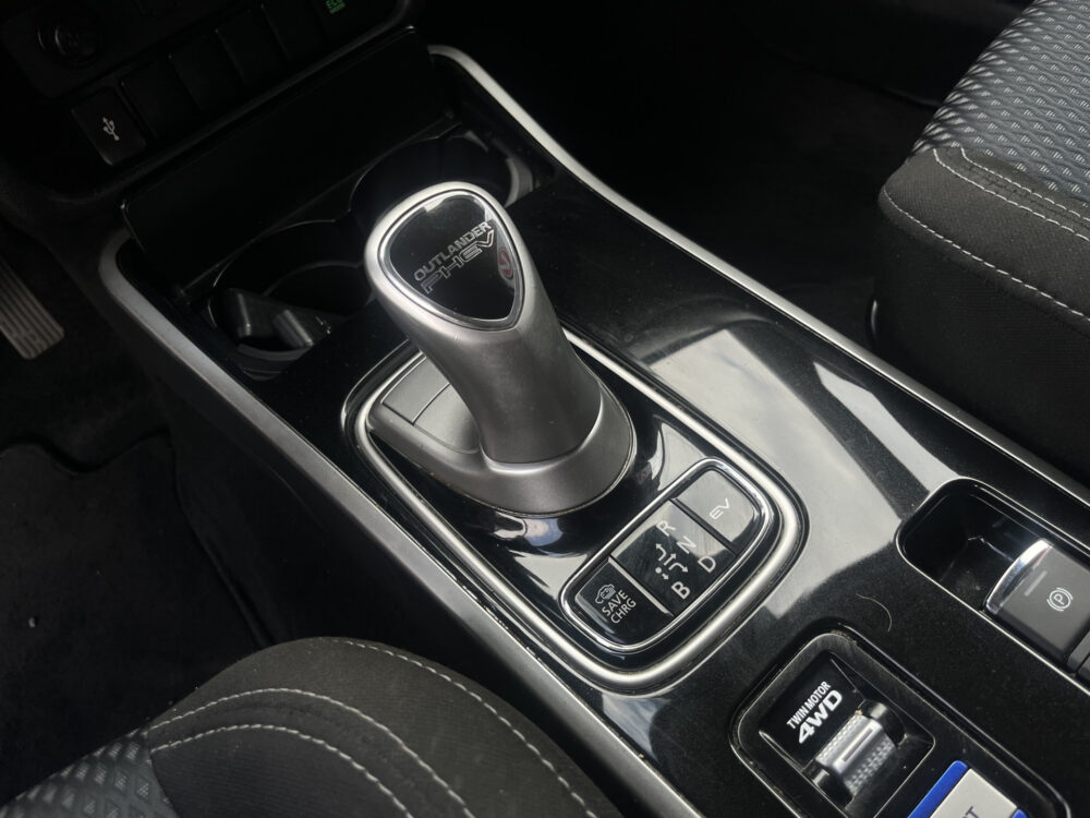 Mitsubishi Outlander 2.4 PHEV 4WD Pure+ 240PK!! // AFN. TREKHAAK // KEYLESS // CAMERA+SENSOREN // CLIMA // STOELVERWARMING // APPLE-ANDROID AUTO // 22