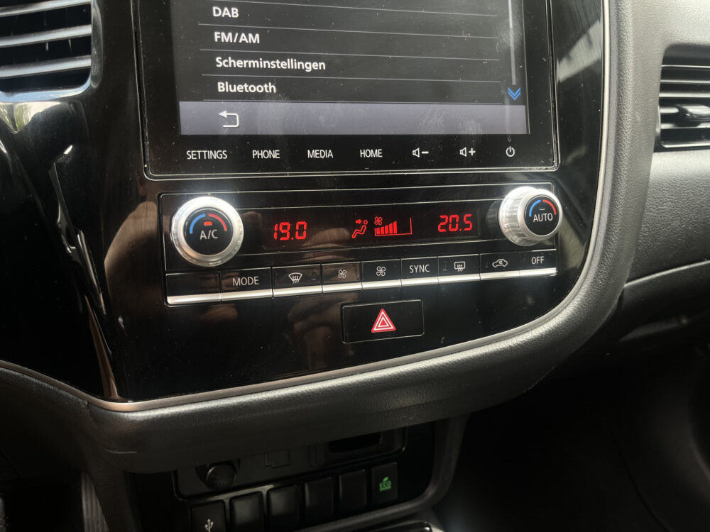 Mitsubishi Outlander 2.4 PHEV 4WD Pure+ 240PK!! // AFN. TREKHAAK // KEYLESS // CAMERA+SENSOREN // CLIMA // STOELVERWARMING // APPLE-ANDROID AUTO // 25