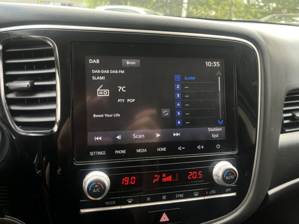 Mitsubishi Outlander 2.4 PHEV 4WD Pure+ 240PK!! // AFN. TREKHAAK // KEYLESS // CAMERA+SENSOREN // CLIMA // STOELVERWARMING // APPLE-ANDROID AUTO // 29