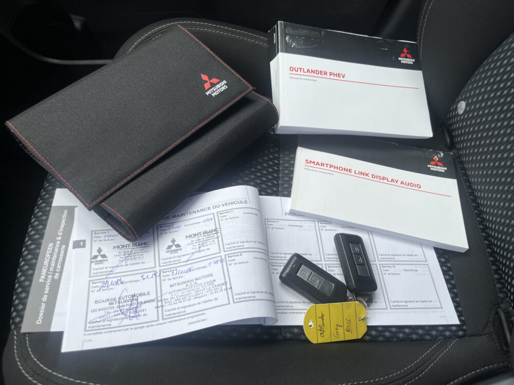 Mitsubishi Outlander 2.4 PHEV 4WD Pure+ 240PK!! // AFN. TREKHAAK // KEYLESS // CAMERA+SENSOREN // CLIMA // STOELVERWARMING // APPLE-ANDROID AUTO // 4