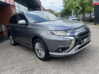 Mitsubishi Outlander 2.4 PHEV 4WD Pure+ 240PK!! // AFN. TREKHAAK // KEYLESS // CAMERA+SENSOREN // CLIMA // STOELVERWARMING // APPLE-ANDROID AUTO // 42