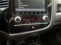 Mitsubishi Outlander 2.4 PHEV 4WD Pure+ 240PK!! // AFN. TREKHAAK // KEYLESS // CAMERA+SENSOREN // CLIMA // STOELVERWARMING // APPLE-ANDROID AUTO // 57