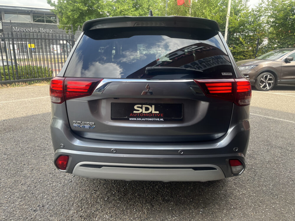 Mitsubishi Outlander 2.4 PHEV 4WD Pure+ 240PK!! // AFN. TREKHAAK // KEYLESS // CAMERA+SENSOREN // CLIMA // STOELVERWARMING // APPLE-ANDROID AUTO // 6