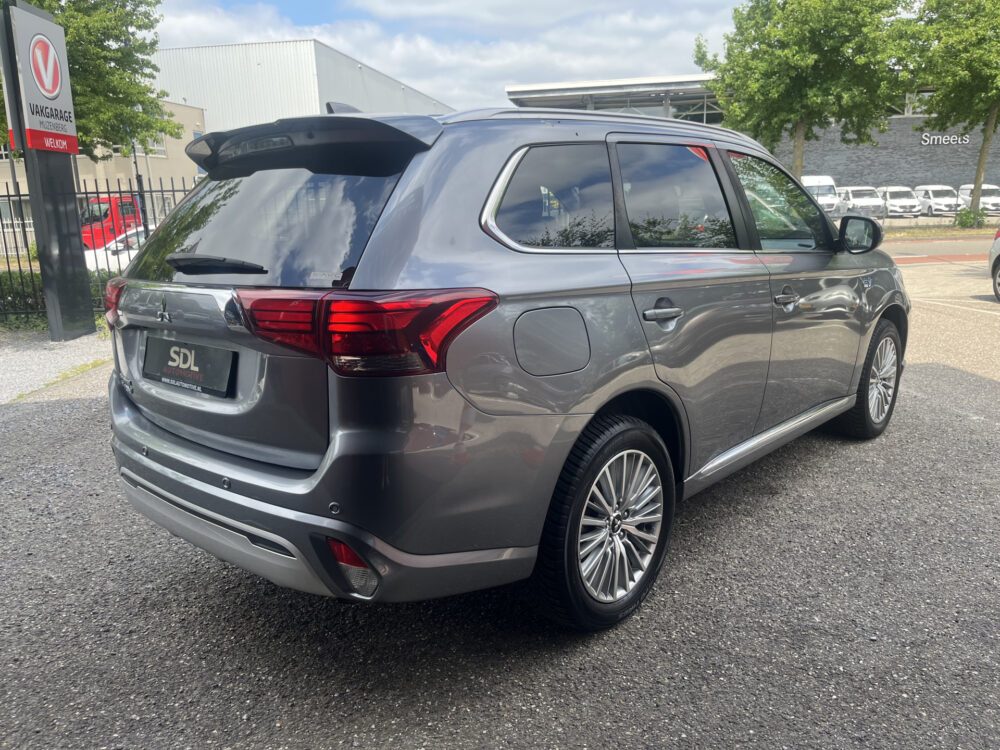 Mitsubishi Outlander 2.4 PHEV 4WD Pure+ 240PK!! // AFN. TREKHAAK // KEYLESS // CAMERA+SENSOREN // CLIMA // STOELVERWARMING // APPLE-ANDROID AUTO // 7