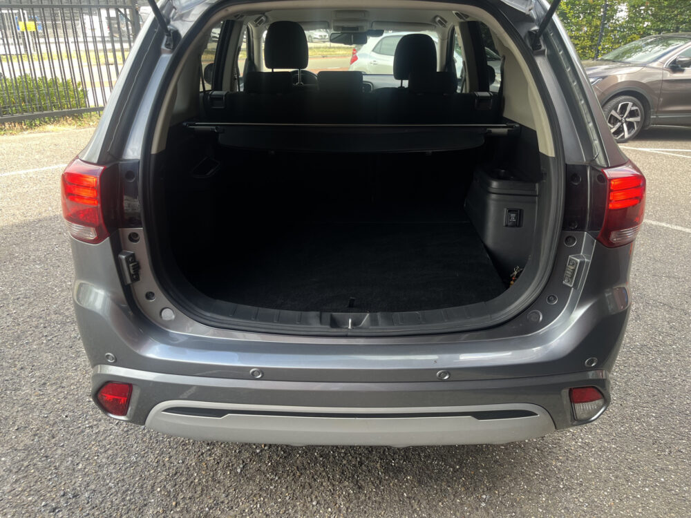 Mitsubishi Outlander 2.4 PHEV 4WD Pure+ 240PK!! // AFN. TREKHAAK // KEYLESS // CAMERA+SENSOREN // CLIMA // STOELVERWARMING // APPLE-ANDROID AUTO // 8