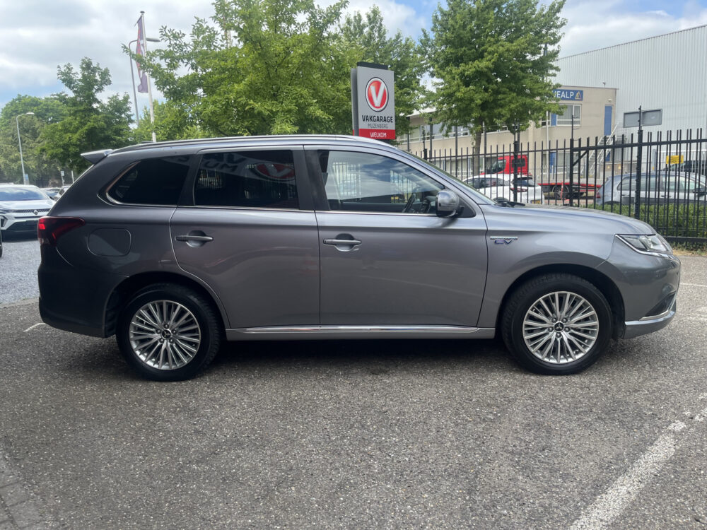 Mitsubishi Outlander 2.4 PHEV 4WD Pure+ 240PK!! // AFN. TREKHAAK // KEYLESS // CAMERA+SENSOREN // CLIMA // STOELVERWARMING // APPLE-ANDROID AUTO // 9