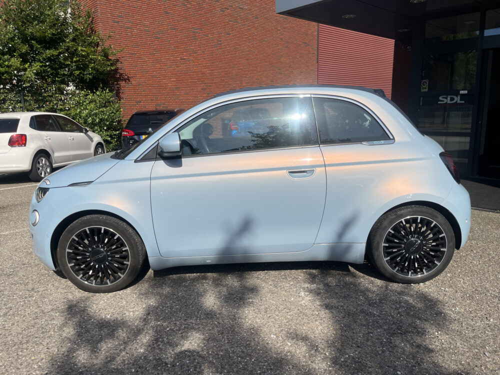 Fiat 500C La Prima 42 kWh SOH 92%!! // CABRIO // ADAPTIEVE CRUISE // PARKEERCAMERA // NAVI+CARPLAY // KEYLESS // LED // 2
