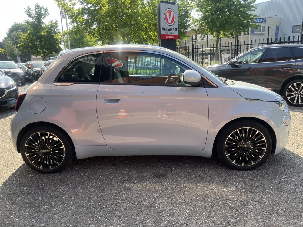 Fiat 500C La Prima 42 kWh SOH 92%!! // CABRIO // ADAPTIEVE CRUISE // PARKEERCAMERA // NAVI+CARPLAY // KEYLESS // LED // 8