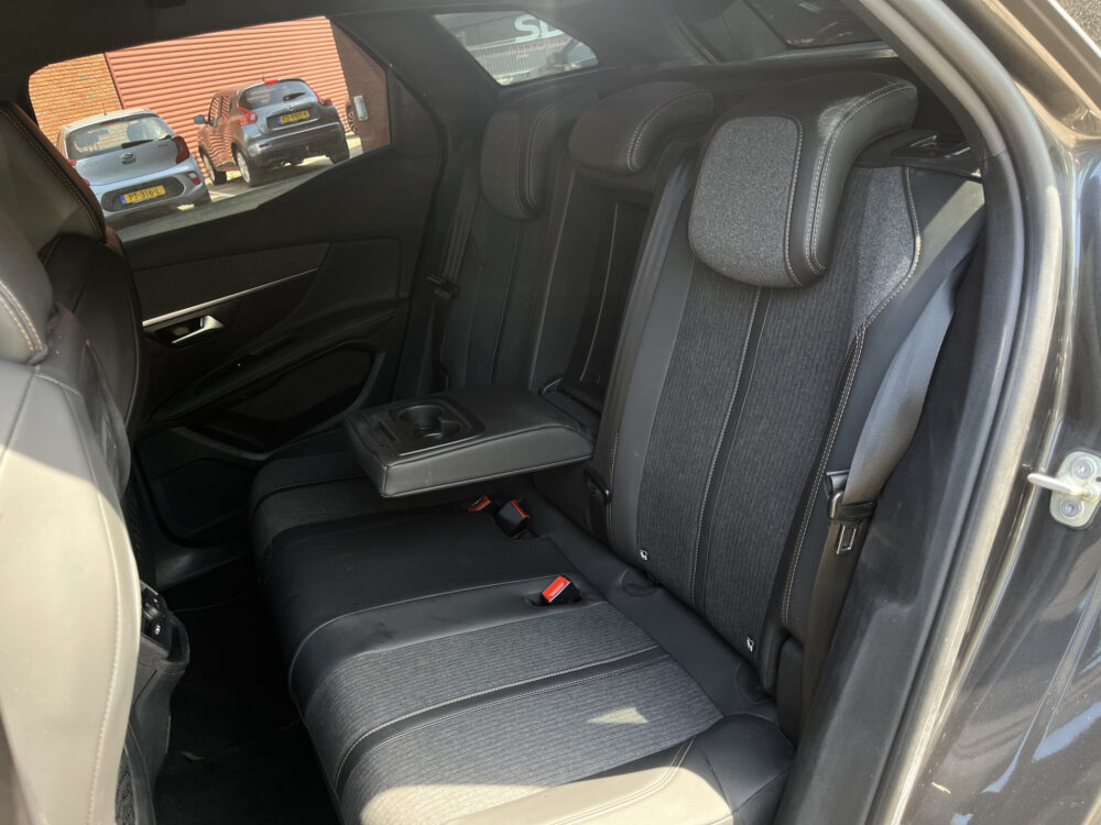 Peugeot 3008 1.2 PureTech GT Line // DODEHOEK // HALF LEDER // CAMERA+SENSOREN // NAVI+CARPLAY // LED // 14
