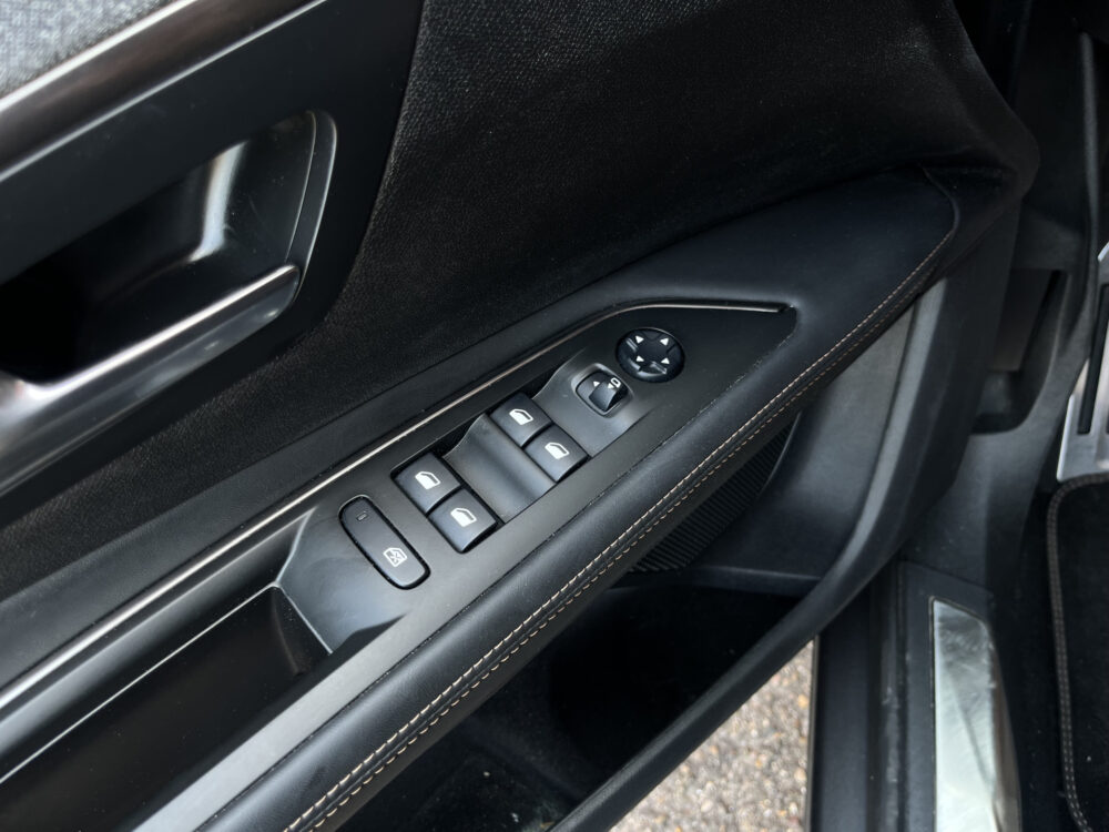 Peugeot 3008 1.2 PureTech GT Line // DODEHOEK // HALF LEDER // CAMERA+SENSOREN // NAVI+CARPLAY // LED // 16