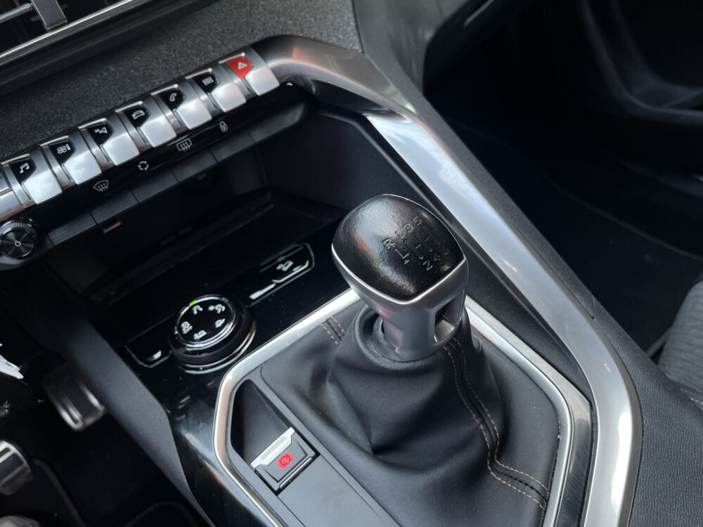 Peugeot 3008 1.2 PureTech GT Line // DODEHOEK // HALF LEDER // CAMERA+SENSOREN // NAVI+CARPLAY // LED // 20